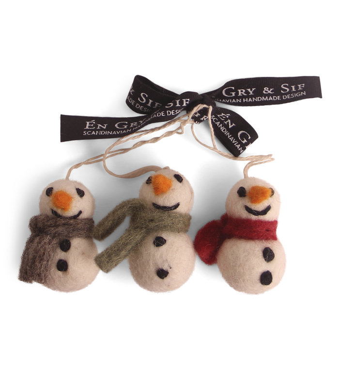 Én Gry & Sif drie handgemaakte vilten sneeuwpopjes met sjaal -  rood, grijs en groen - kerstboom decoratie hangertjes