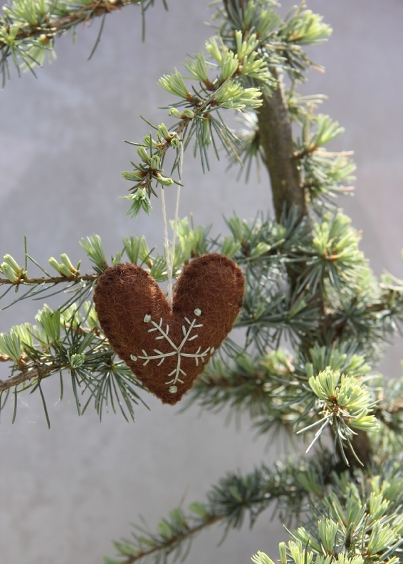 Én Gry & Sif handgemaakte vilten gingerbread ster & hartje - kerstboom decoratie hangertjes