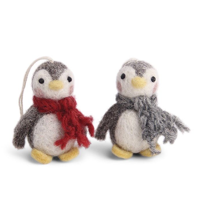 Én Gry & Sif drie handgemaakte vilten mini pinguïns met sjaal -  rood en grijs - kerstboom decoratie hangertjes