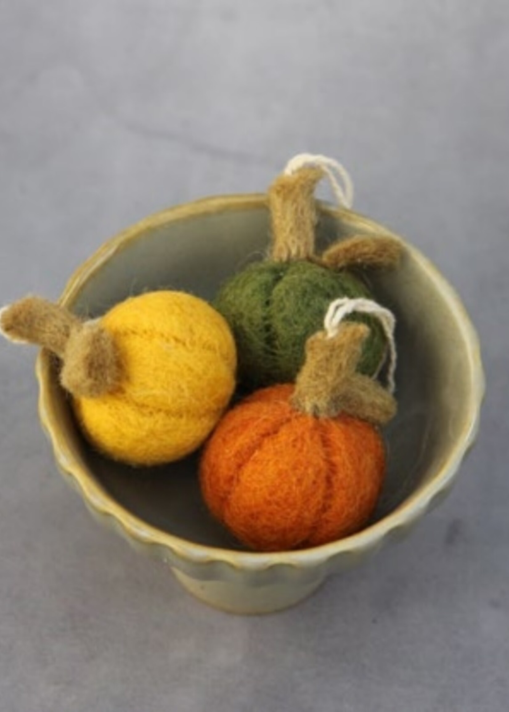 Én Gry & Sif drie handgemaakte vilten Herfst / Halloween Pompoenen in oranje, groen en geel - decoratie hangertjes
