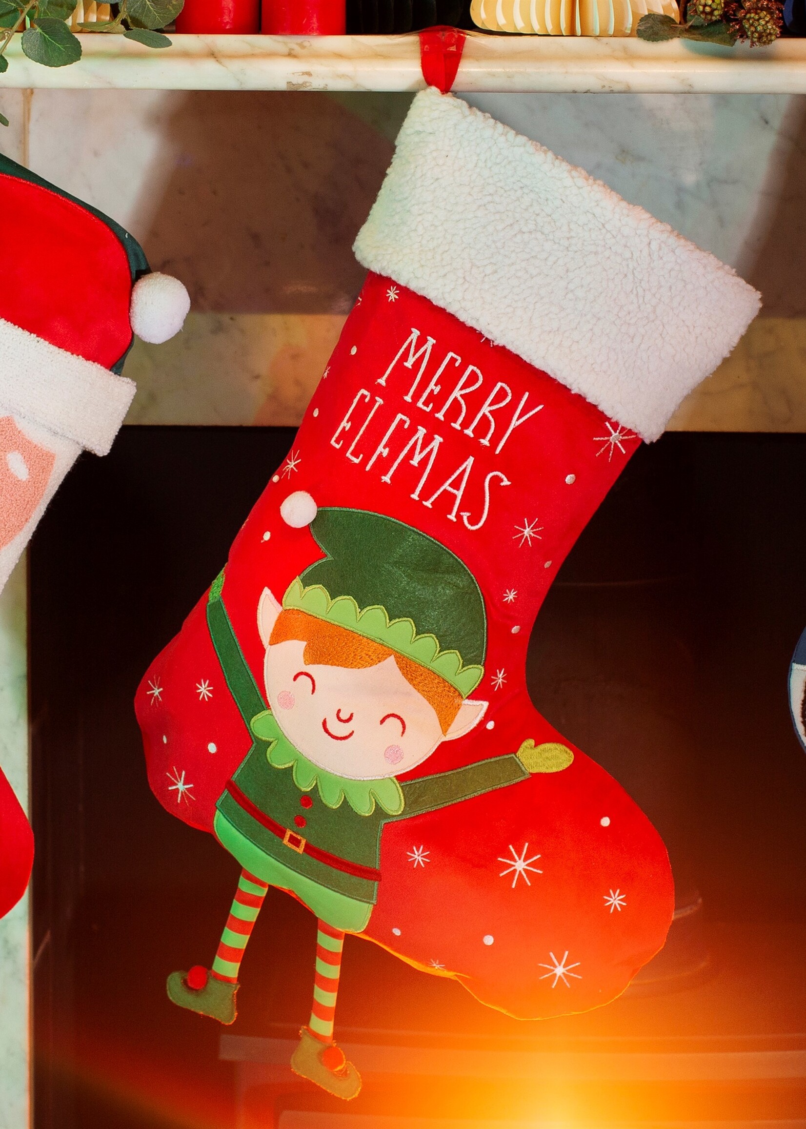 Sass & Belle Kerstelf met bungelende beentjes Decoratie Kerstsok