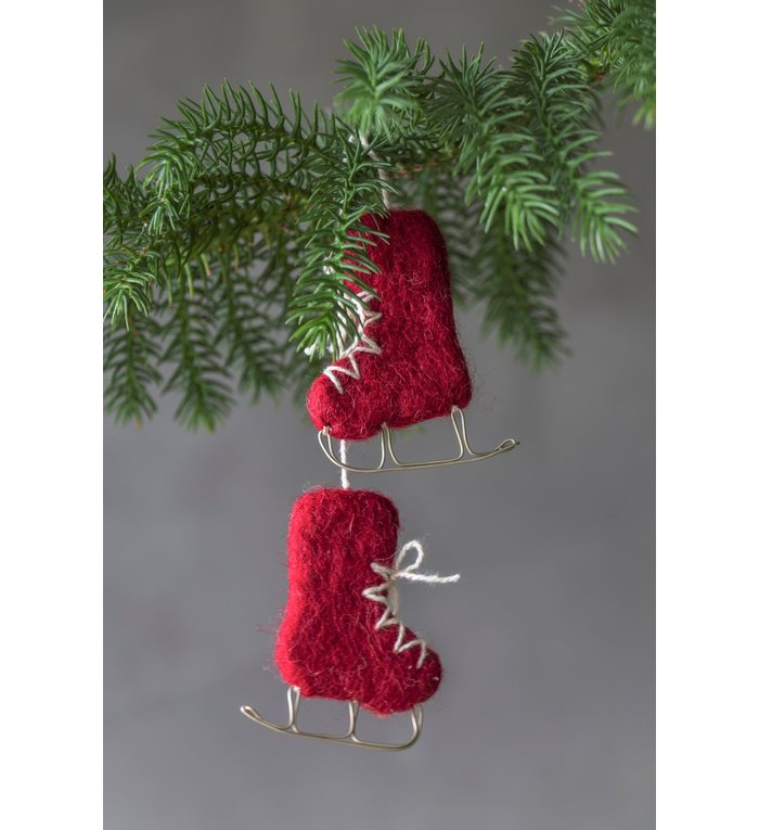 Én Gry & Sif een paar handgemaakte vilten rode schaatsen - kerstboom decoratie hangertje