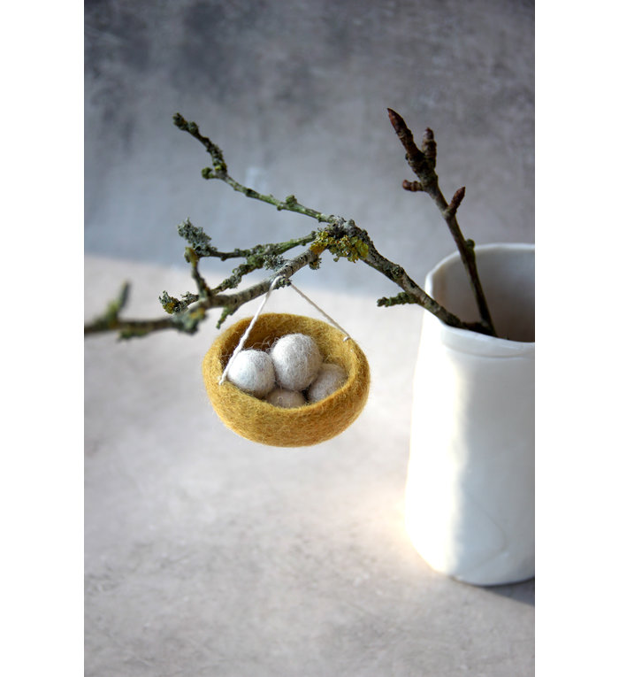 Én Gry & Sif vilten handgemaakt nestje geel met beige eitjes paashanger