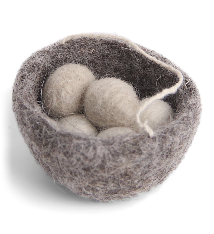 Én Gry & Sif vilten handgemaakt nestje grijs met beige eitjes paashanger