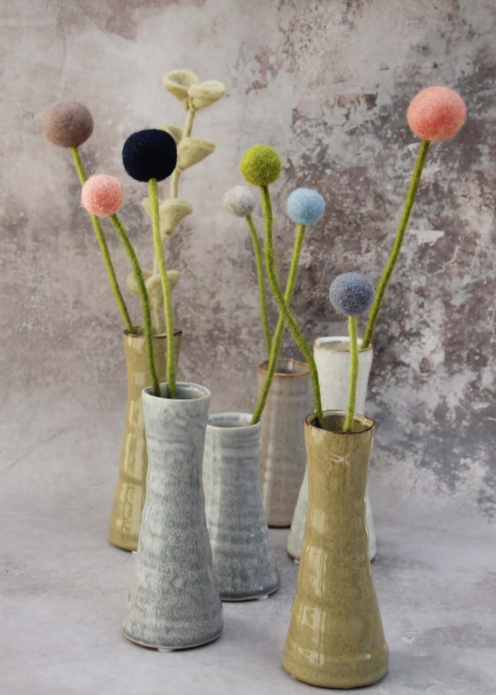 Én Gry & Sif vilten bloem licht rood 2 cm doorsnede - 30 cm lengte