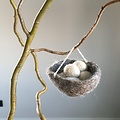 Én Gry & Sif vilten handgemaakt nestje grijs met beige eitjes paashanger