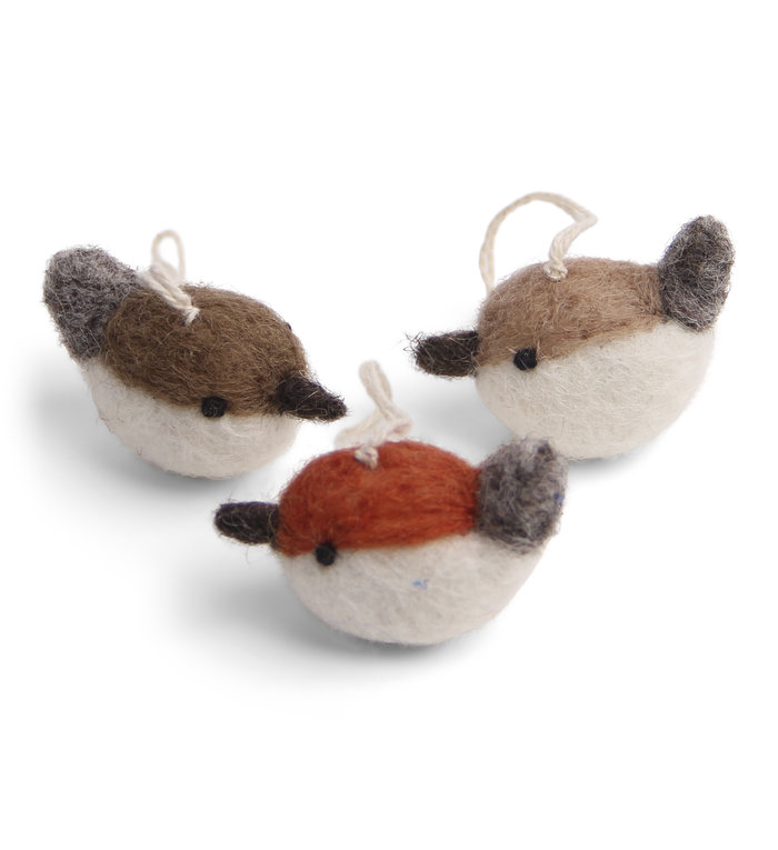 Én Gry & Sif handgemaakte vilten vogeltjes in drie verschillende kleuren bruin en rood - decoratie hangertjes
