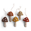 Én Gry & Sif handgemaakte Herfst / Kerst paddenstoelen in vijf verschillende kleuren bruin en rood - vilten decoratie hangertjes