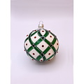 Set van 3 kerstballen wit met een groen ruitpatroon en rode steentjes 8 cm