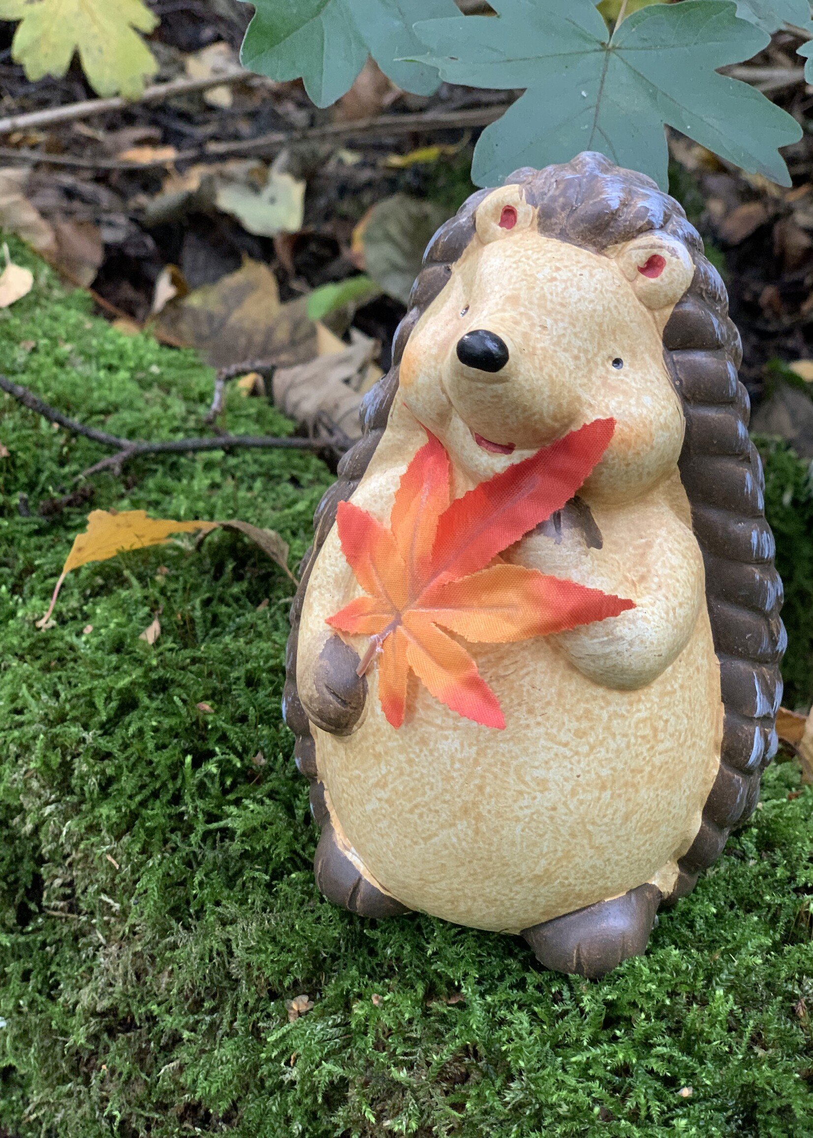 Twee egels met herfstblad gemaakt van keramiek