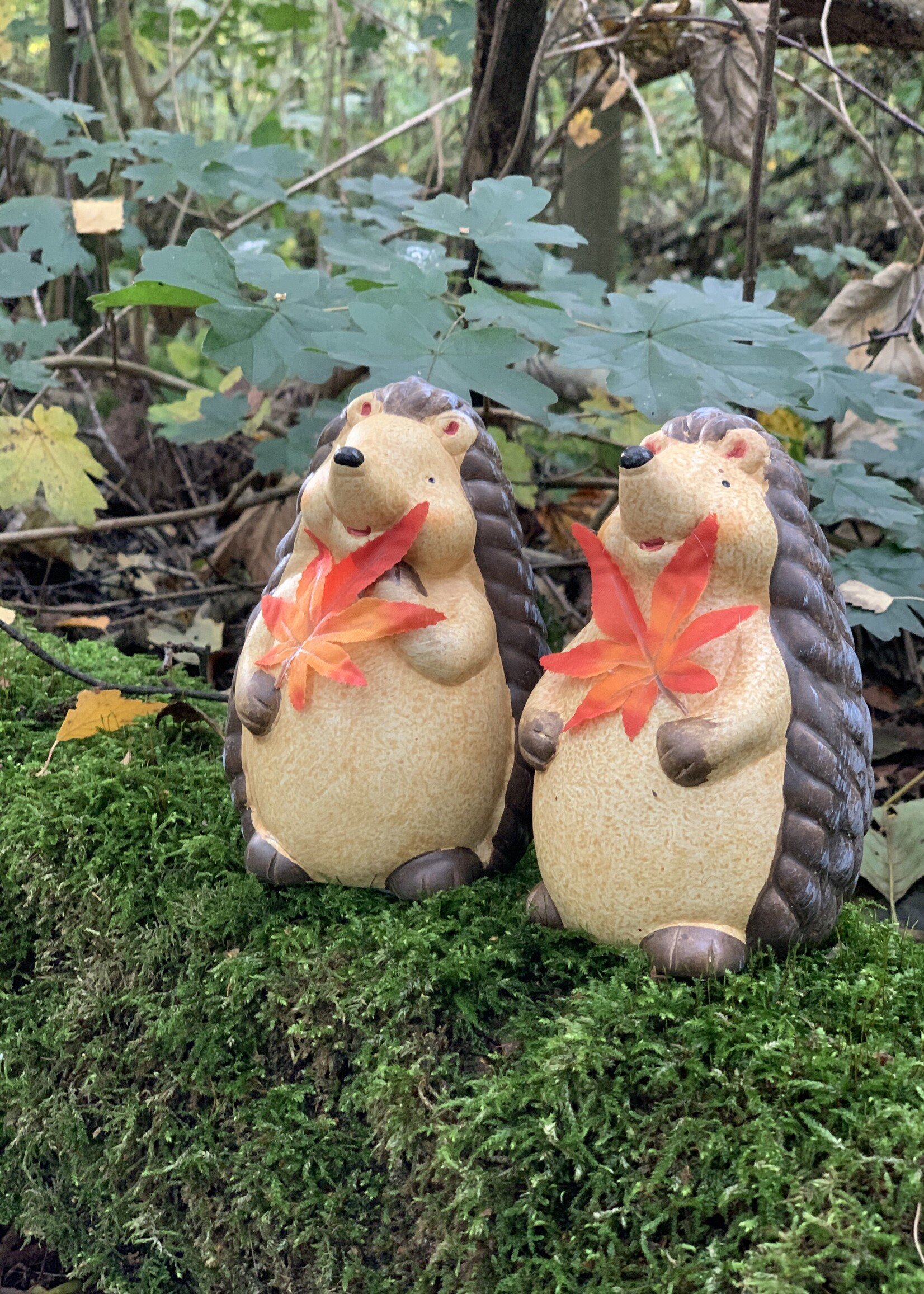 Twee egels met herfstblad gemaakt van keramiek