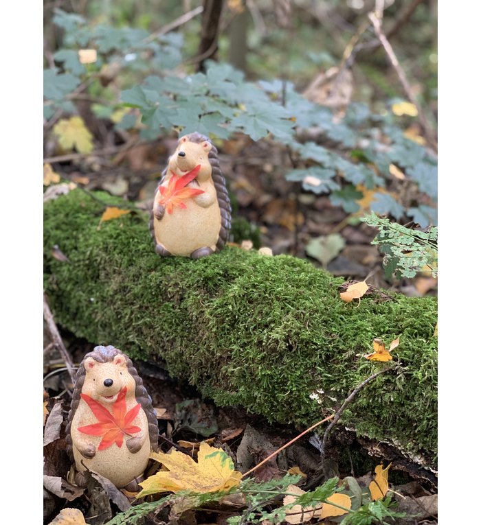 Twee egels met herfstblad gemaakt van keramiek