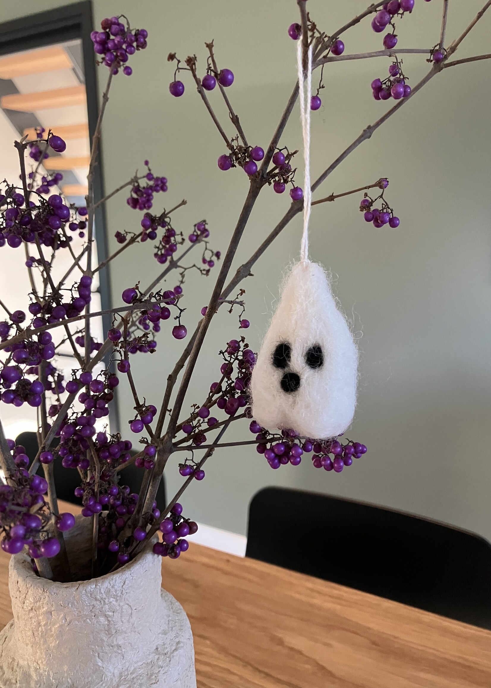 Én Gry & Sif drie handgemaakte vilten Halloween Spookjes - decoratie hangertjes