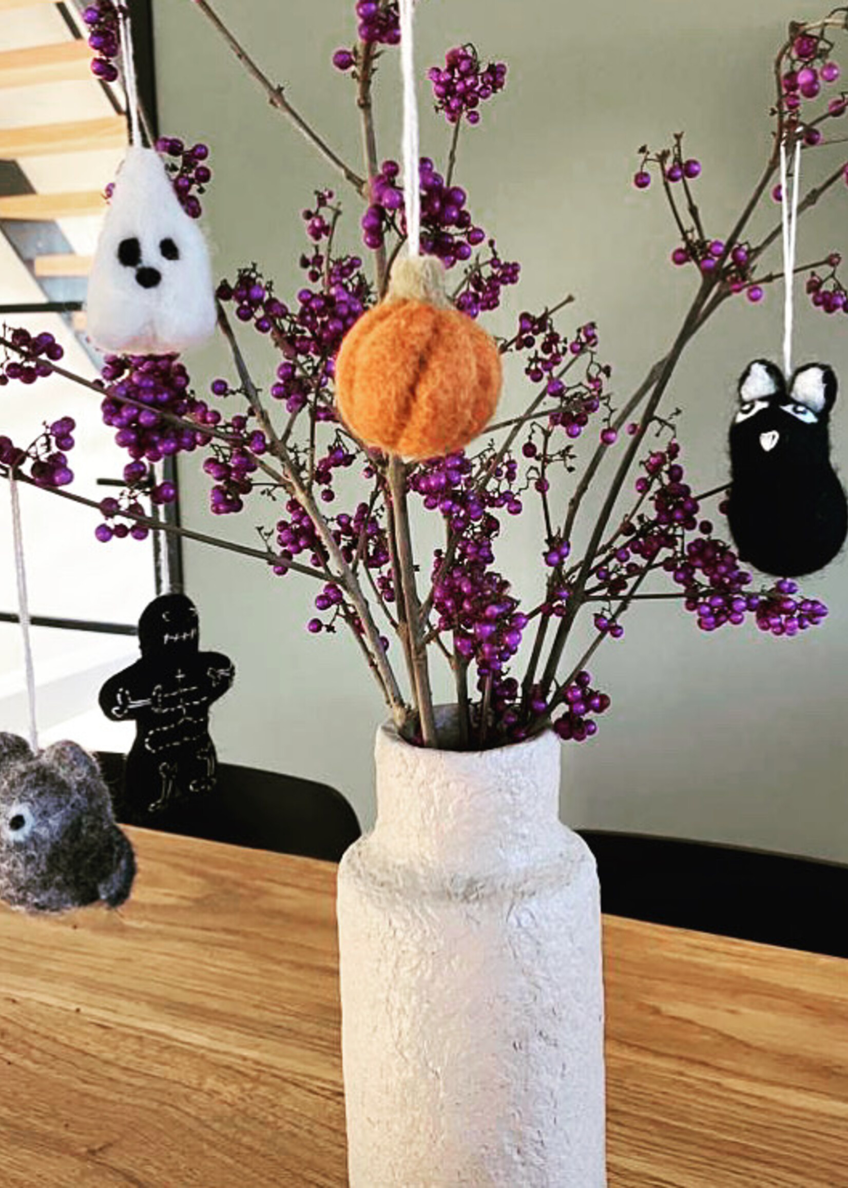 Én Gry & Sif drie handgemaakte vilten oranje Halloween Pompoenen - decoratie hangertjes