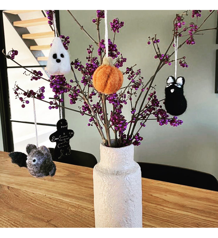 Én Gry & Sif drie handgemaakte vilten oranje Halloween Pompoenen - decoratie hangertjes