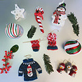 Én Gry & Sif drie handgemaakte vilten sneeuwpopjes met hoed en sjaal -  rood en grijs - kerstboom decoratie hangertjes