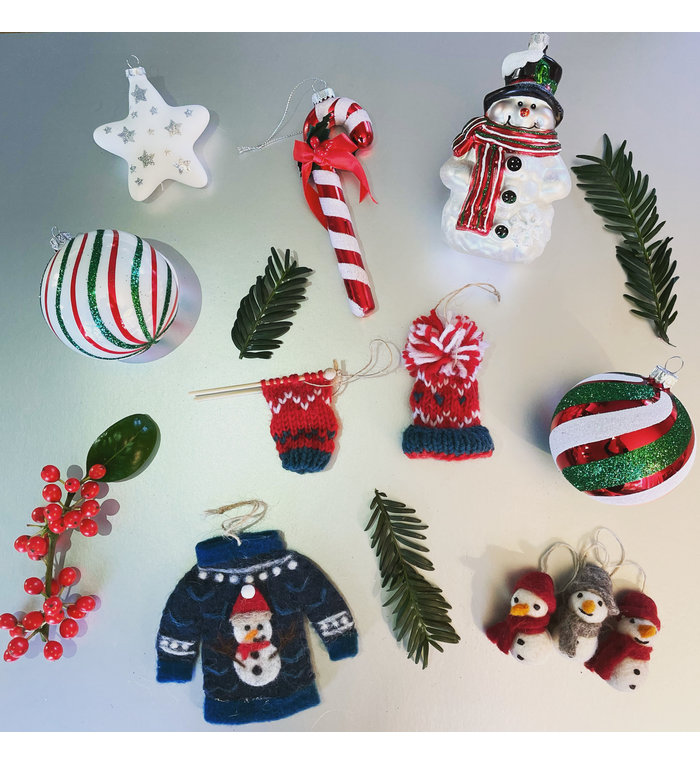 Én Gry & Sif drie handgemaakte vilten sneeuwpopjes met hoed en sjaal -  rood en grijs - kerstboom decoratie hangertjes