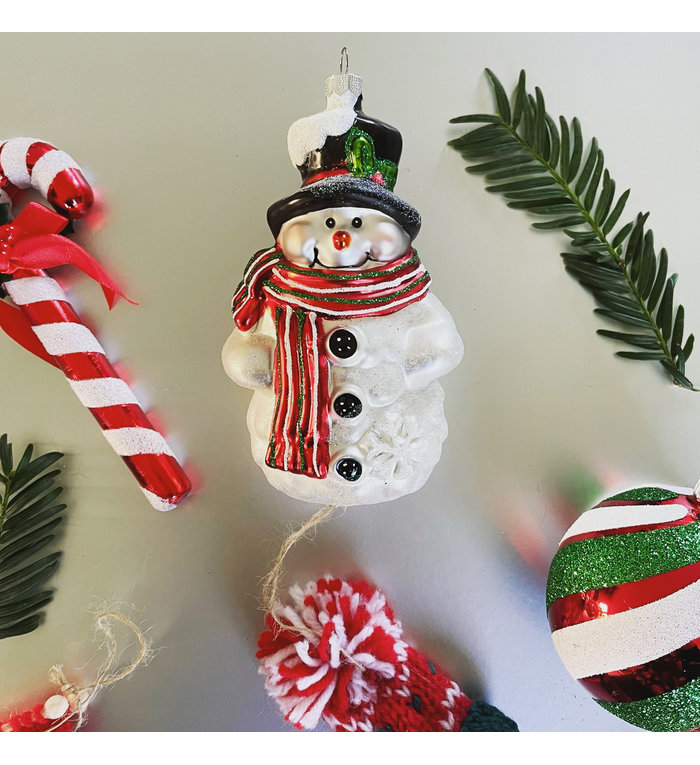 Magic by Inge Vrolijke sneeuwpop van glas met rode sjaal en zwarte hoed - kersthanger - 12 cm