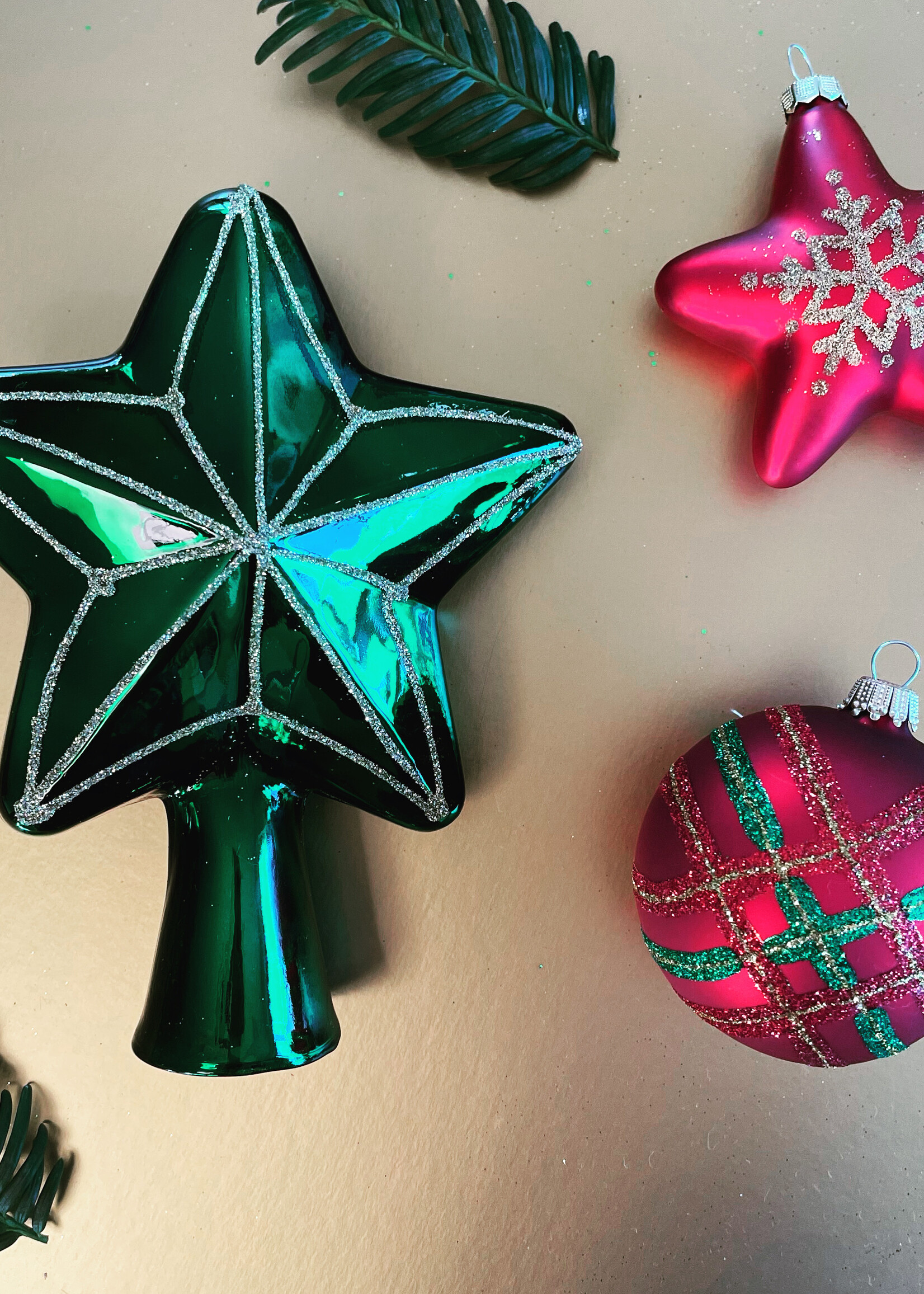 Doosje van 4 mat rode kerstballen (glas) met klassiek glitter ruitjes patroon 7 cm - rode geruite kerstballen