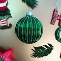 Set van 3 - Glazen kerstballen in verschillende groene kleuren gedecoreerd met een ribbeltje en gouden glitters 8 cm