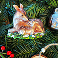 Kersthanger liggend hertje met jong kerstboom decoratie van glas