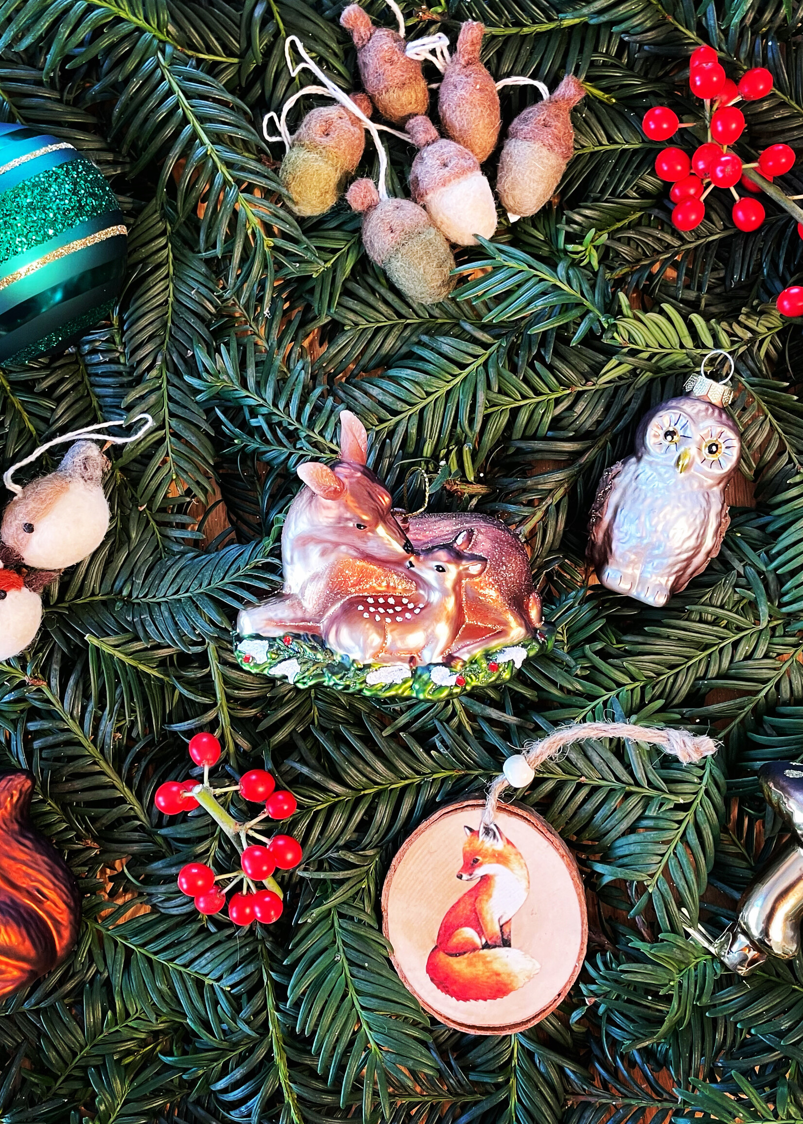 Inge Glas Manufaktur Bos groene kerstbal met gouden en groene glitterlijnen 8 cm