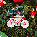 Sass & Belle fiets kerstbal met kerstboom - rode fiets kerstboomdecoratie 11,5 cm