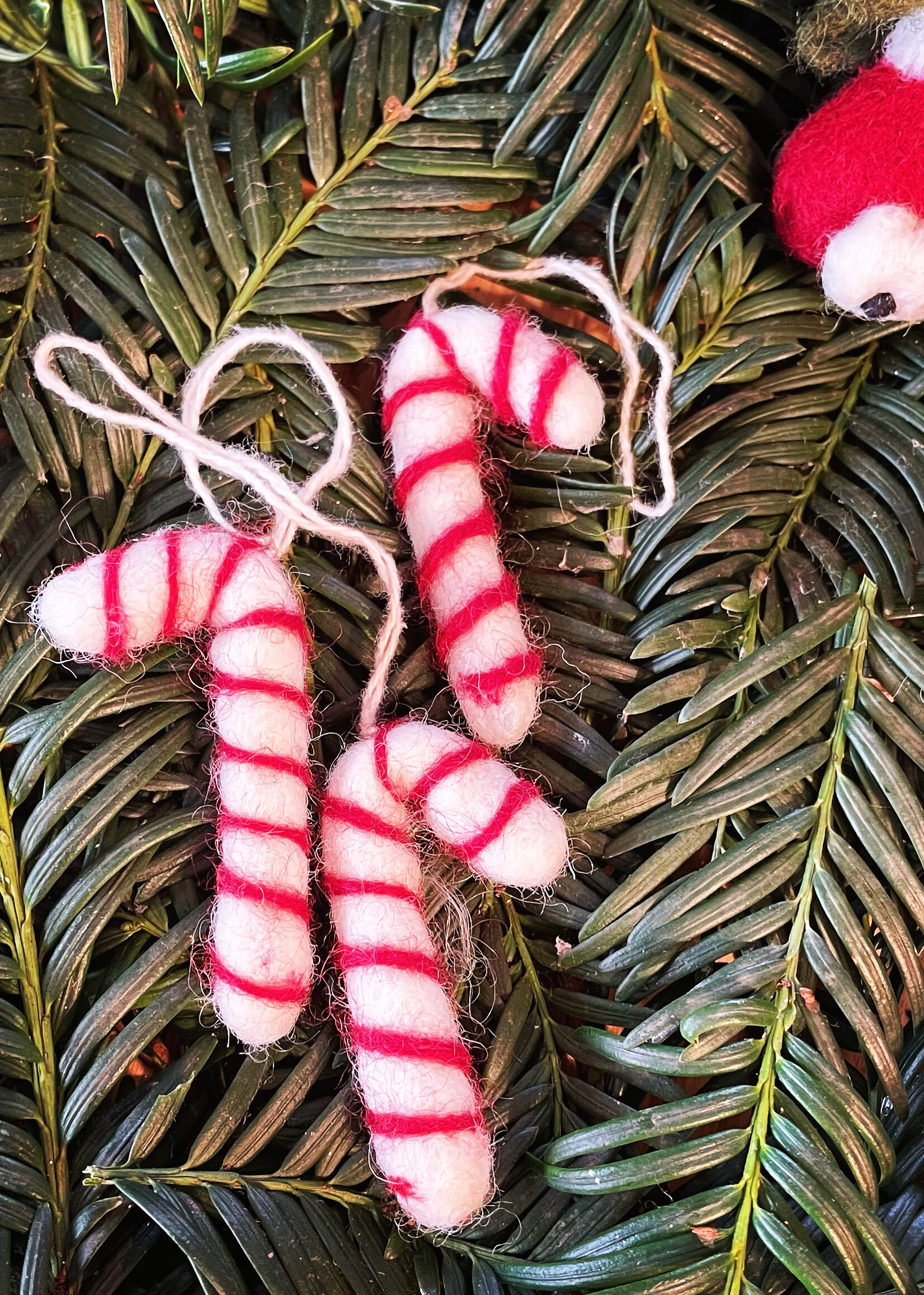 Én Gry & Sif drie handgemaakte vilten zuurstokken -  rood en wit - kerstboom decoratie hangertjes