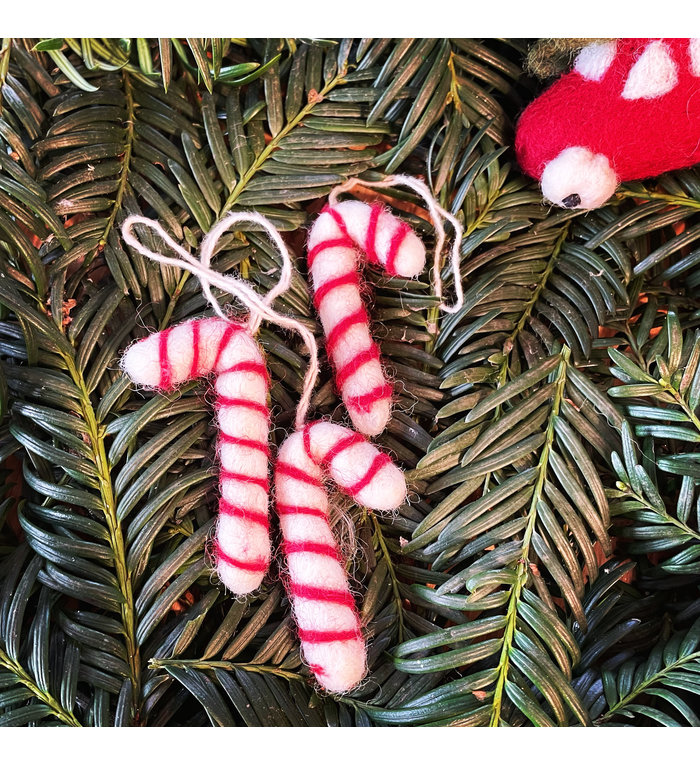 Én Gry & Sif drie handgemaakte vilten zuurstokken -  rood en wit - kerstboom decoratie hangertjes