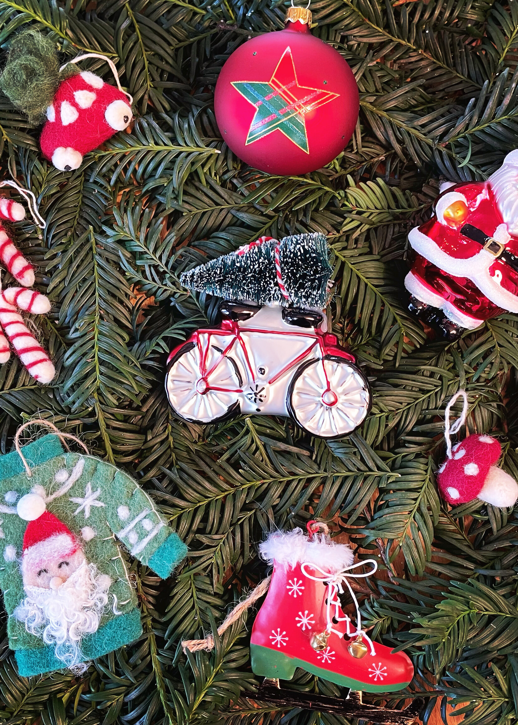 Én Gry & Sif drie handgemaakte vilten zuurstokken -  rood en wit - kerstboom decoratie hangertjes