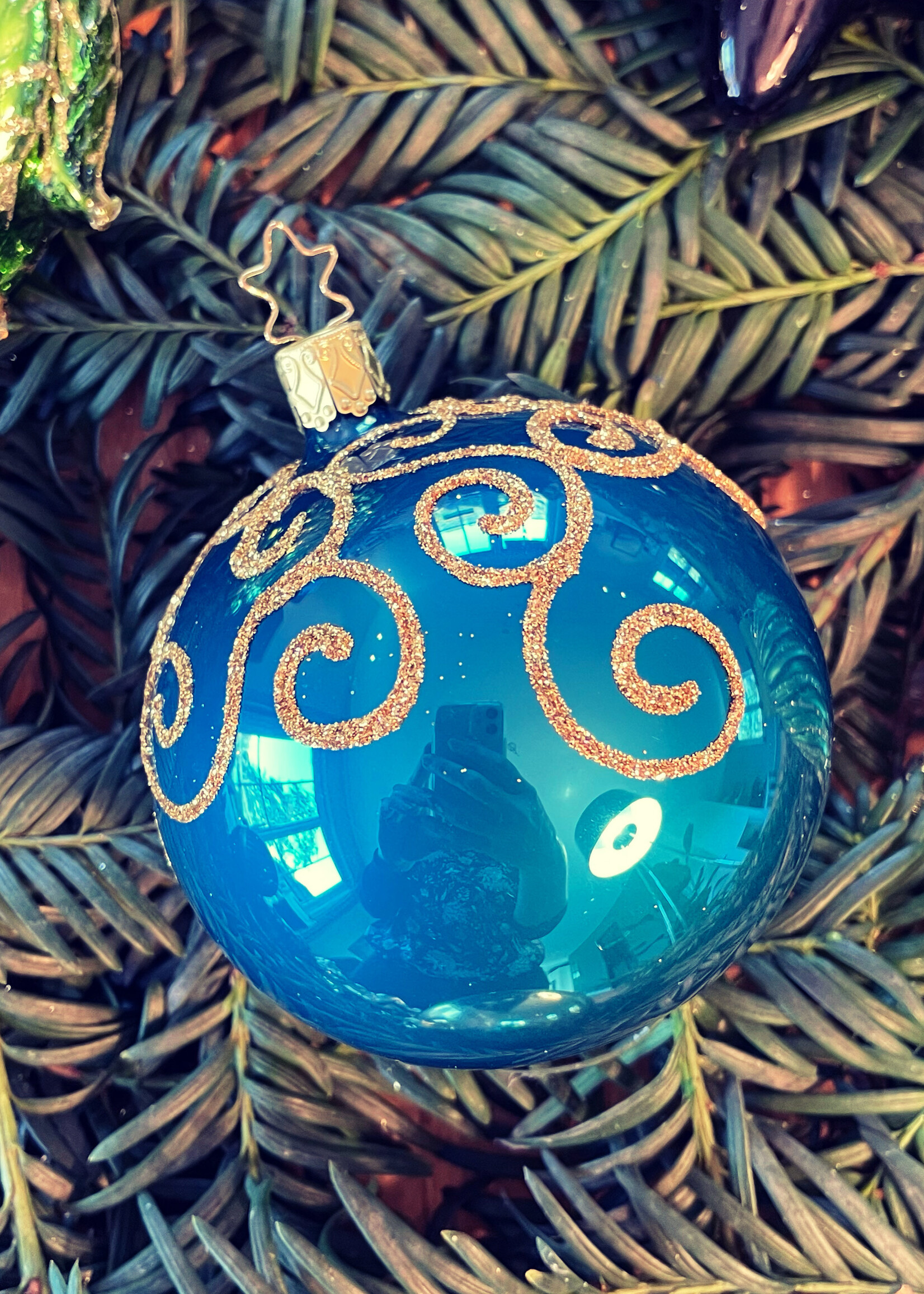 Inge Glas Manufaktur Hemels blauwe kerstbal opaal met gouden engelenkrullen  8 cm - handgemaakt in Duitsland