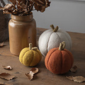 Én Gry & Sif drie handgemaakte vilten Herfst / Halloween Pompoenen in wit, oranje, en geel - decoratie