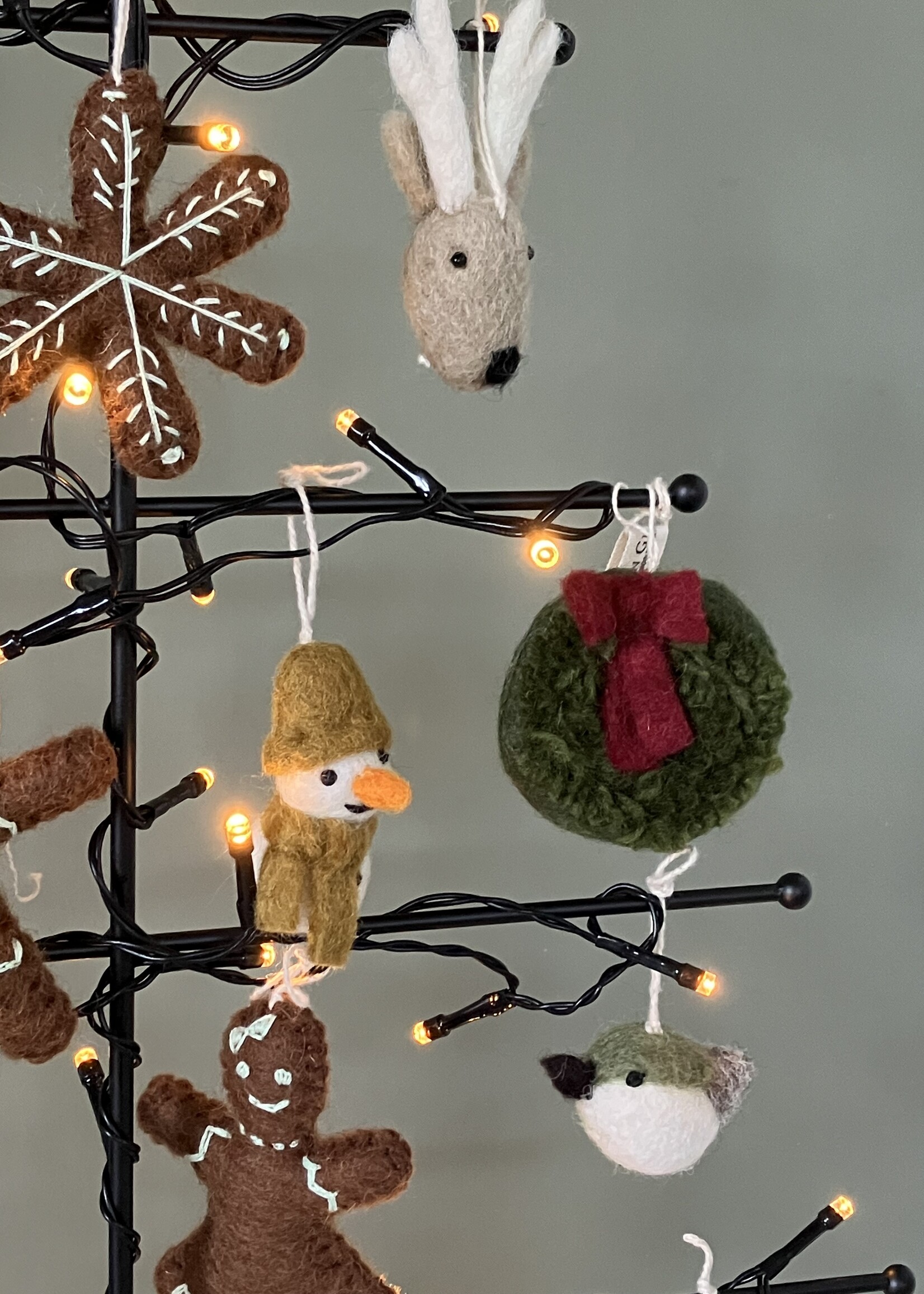 Én Gry & Sif drie handgemaakte vilten rendier gezichten - bruin en grijs - kerstboom decoratie hangertjes