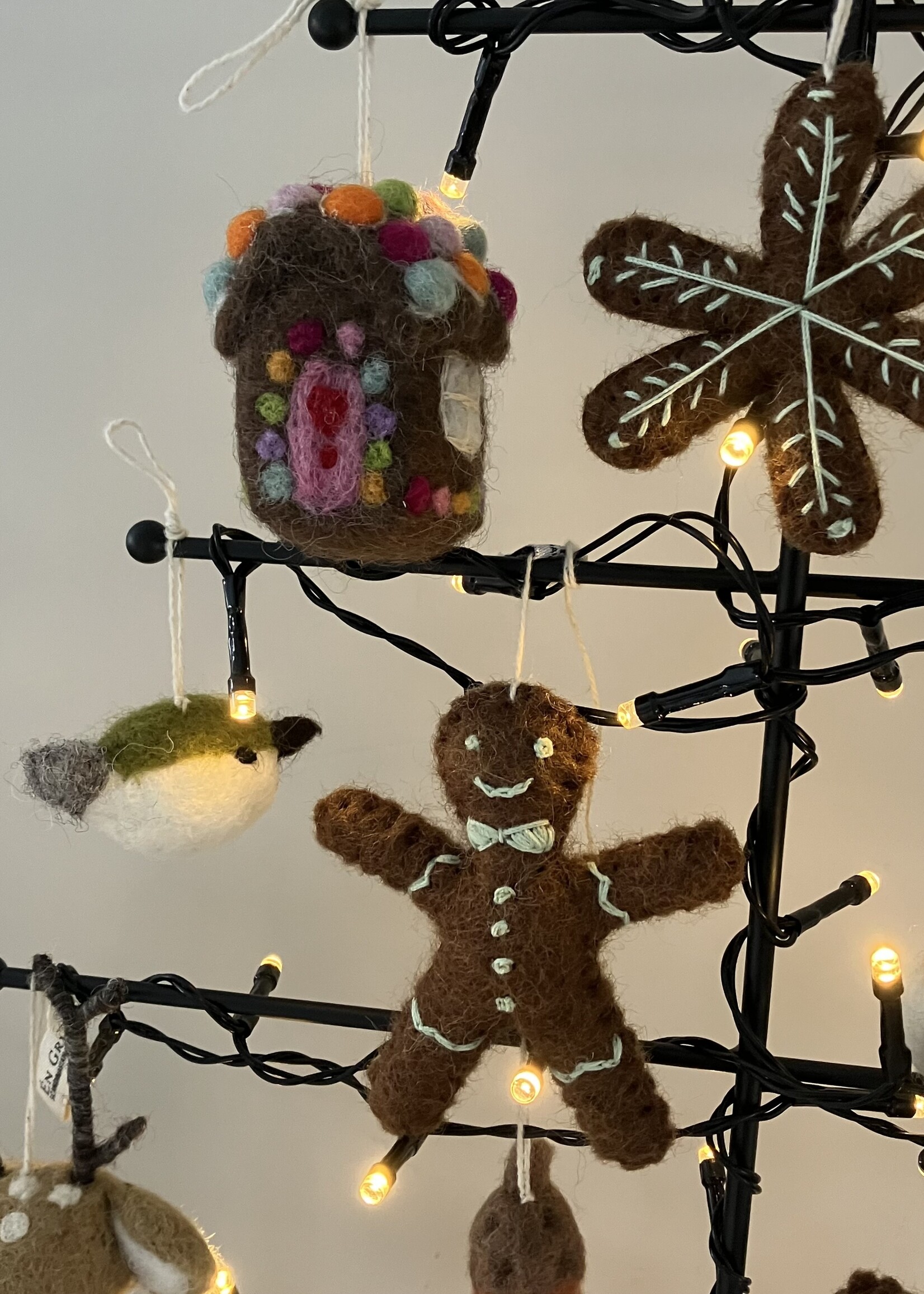 Én Gry & Sif handgemaakte vilten gingerbread ster & hartje - kerstboom decoratie hangertjes