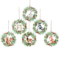 Gisela Graham London set van 6 houten kersthangers met verschillende bosdieren in een kerstkrans