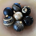 Kerstbal zwart glans met ronde gouden glitter decoratie 8 cm - set van 3