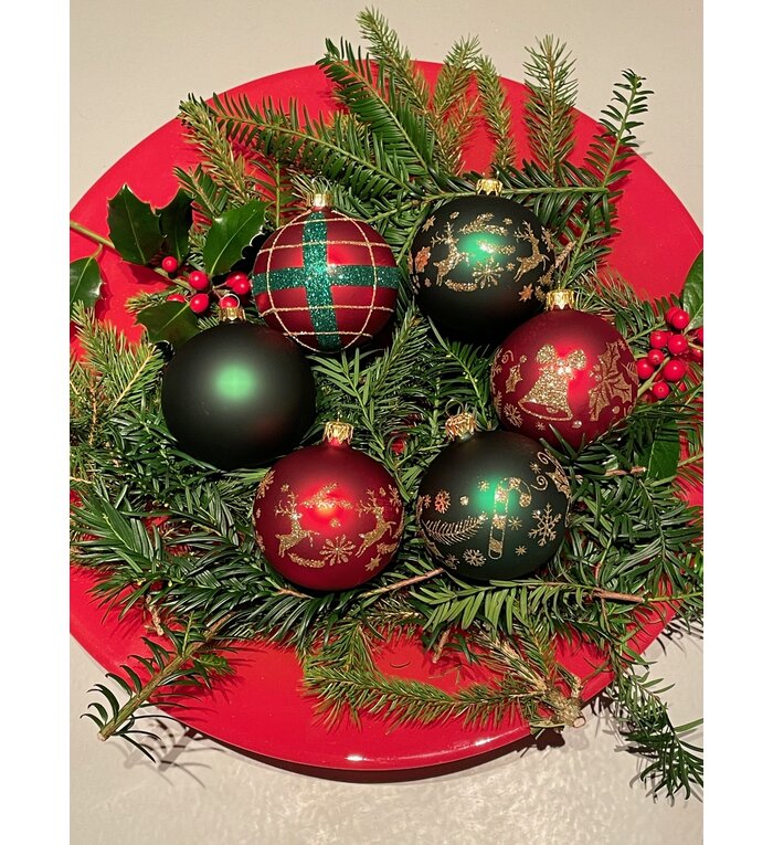 Set van 3 kerstballen mat groen met gouden glitter kerstpatroon met hertjes, sterren en dennentakken 8 cm