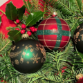 Set van 3 kerstballen mat groen met gouden glitter kerstpatroon met kerst zuurstokken en kerstklokjes 8 cm