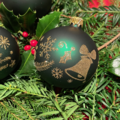 Set van 3 kerstballen mat groen met gouden glitter kerstpatroon met kerst zuurstokken en kerstklokjes 8 cm
