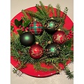 Set van 3 kerstballen mat rood met gouden glitter kerstpatroon met kerst zuurstokken en kerstklokjes 8 cm