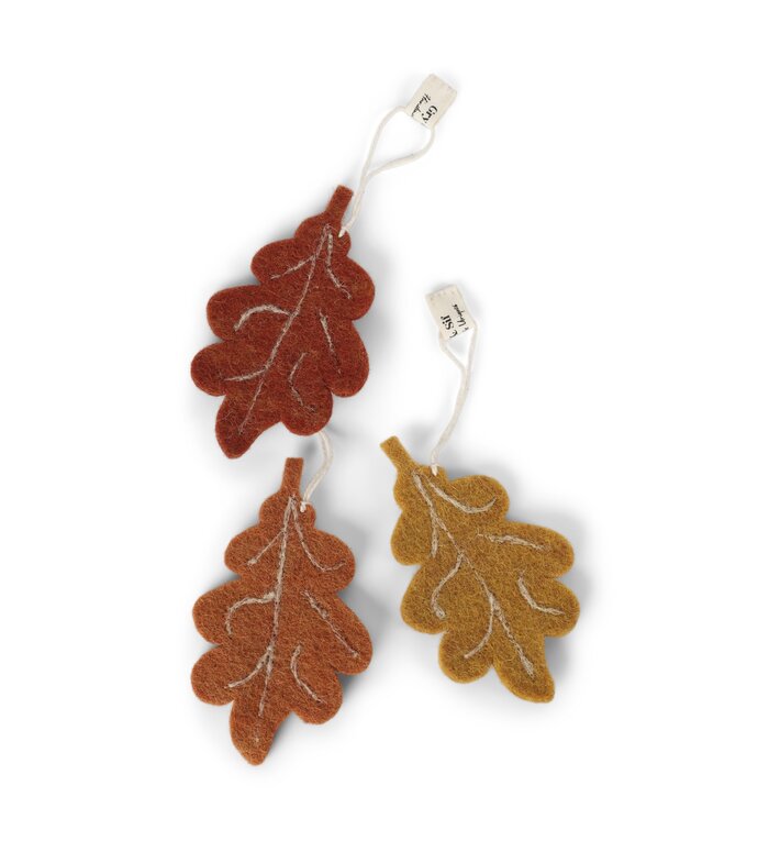 Én Gry & Sif drie handgemaakte vilten eiken herfstbladeren in oranje, rood en bruin - Herfst / Halloween decoratie hangertjes