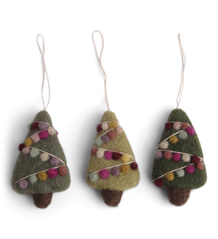 Én Gry & Sif drie handgemaakte groene mini kerstboompjes met kleurig kerstslingertje - kerstboom decoratie kersthangertjes