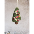 Én Gry & Sif drie handgemaakte groene mini kerstboompjes met kleurig kerstslingertje - kerstboom decoratie kersthangertjes