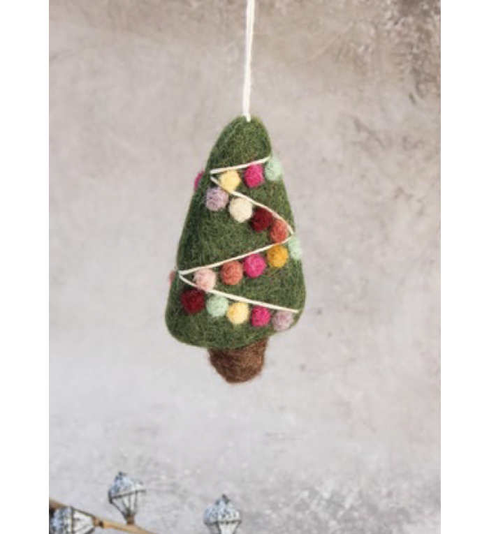 Én Gry & Sif drie handgemaakte groene mini kerstboompjes met kleurig kerstslingertje - kerstboom decoratie kersthangertjes