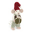Én Gry & Sif witte vilten muis met lichtgroene broek, cadeautje en rode kerstmuts - hangend of staand - 12 cm