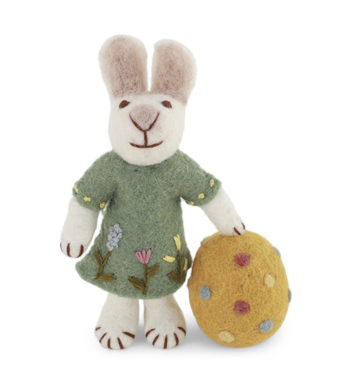 Én Gry & Sif wit vilten haasje met groen jurkje en geel paasei - hangend of staand - 11 cm