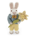 Én Gry & Sif wit vilten haasje met blauw jasje en narcis - hangend of staand - 11 cm