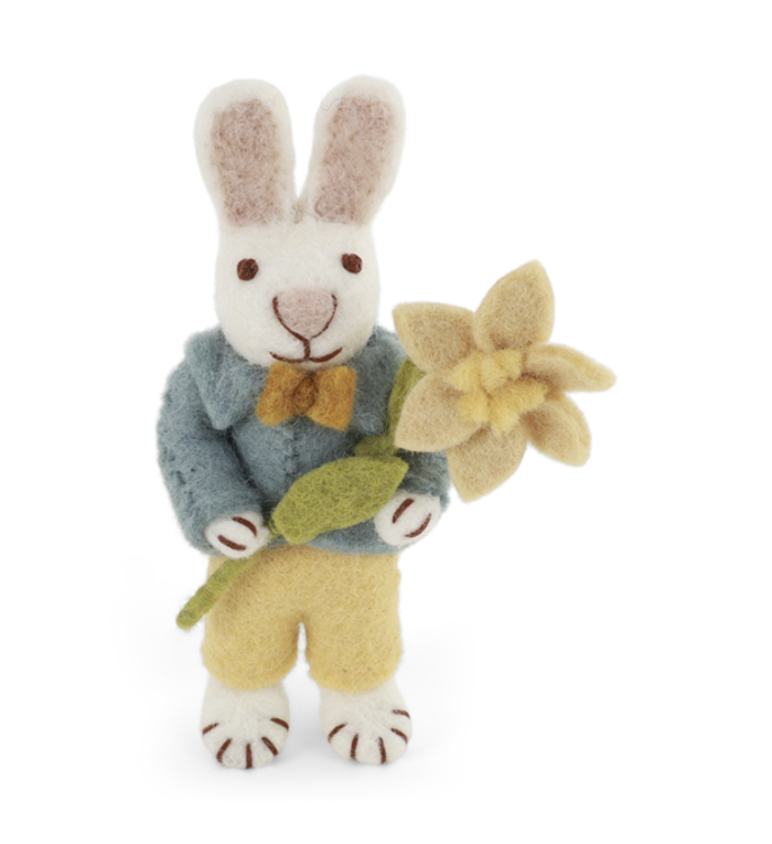 Én Gry & Sif wit vilten haasje met blauw jasje en narcis - hangend of staand - 11 cm