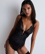 The Night Before -  Body met jarretel