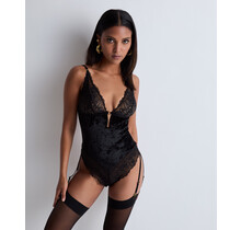 The Night Before -  Body met jarretel